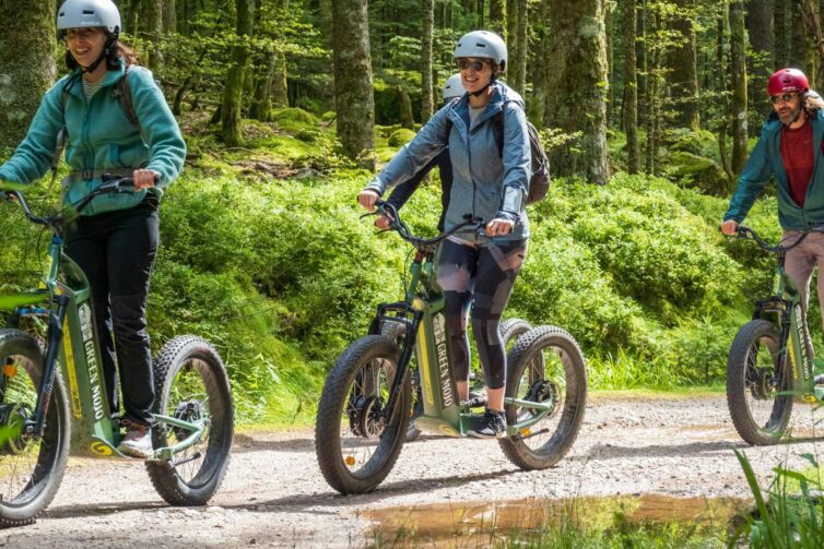 Balade en trottinette électrique en forêt entre amis, Green Mojo La Bresse Vosges